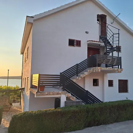 Cetiri Sestrice Apartment *